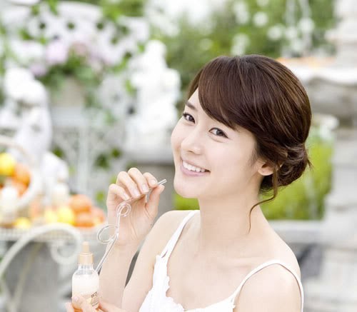 2. Nữ diễn viên Sung Yu Ri sinh năm 1981, 31 tuổi.